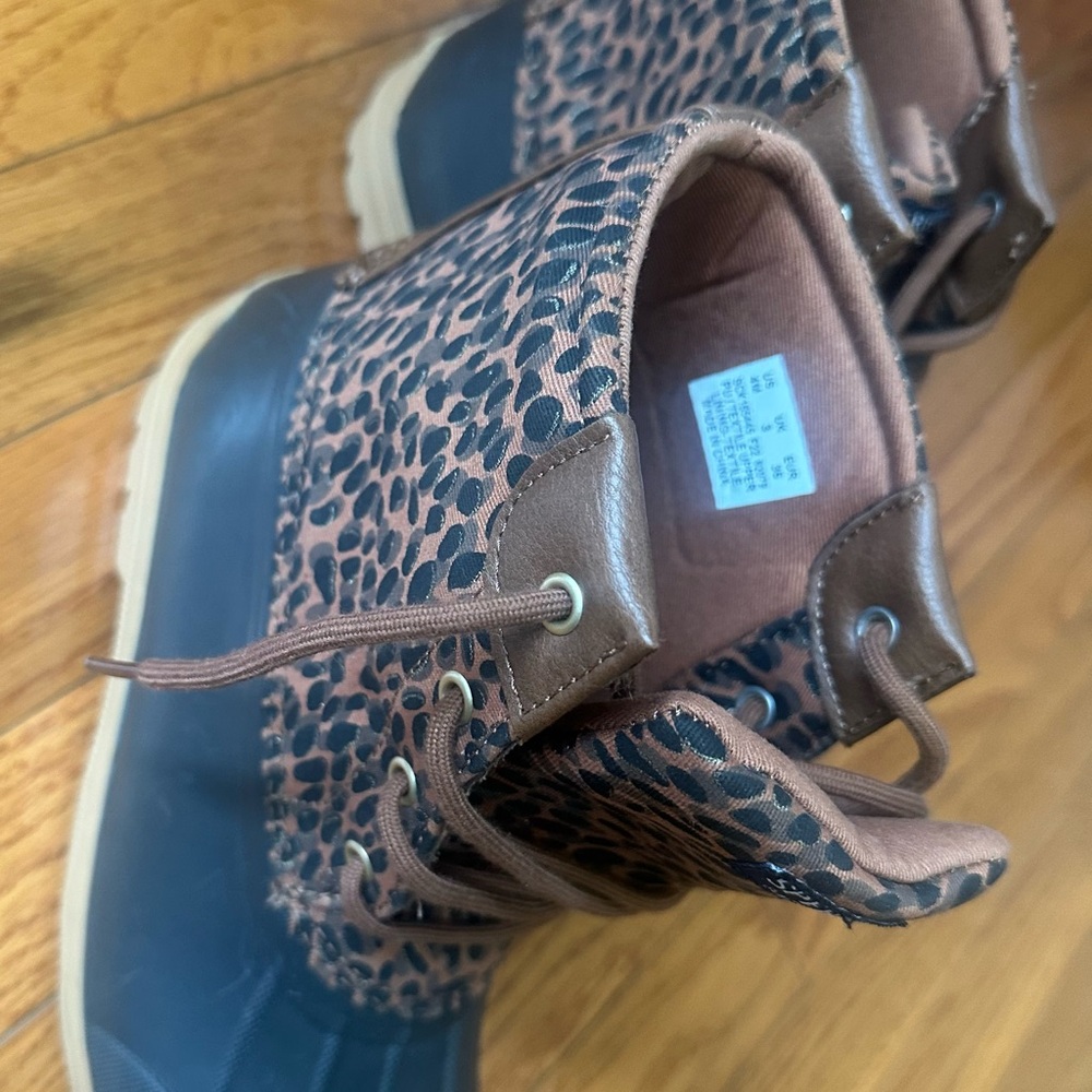 🐥👢- Sperry Leopard Print Duck Boots - Picture 2 of 4